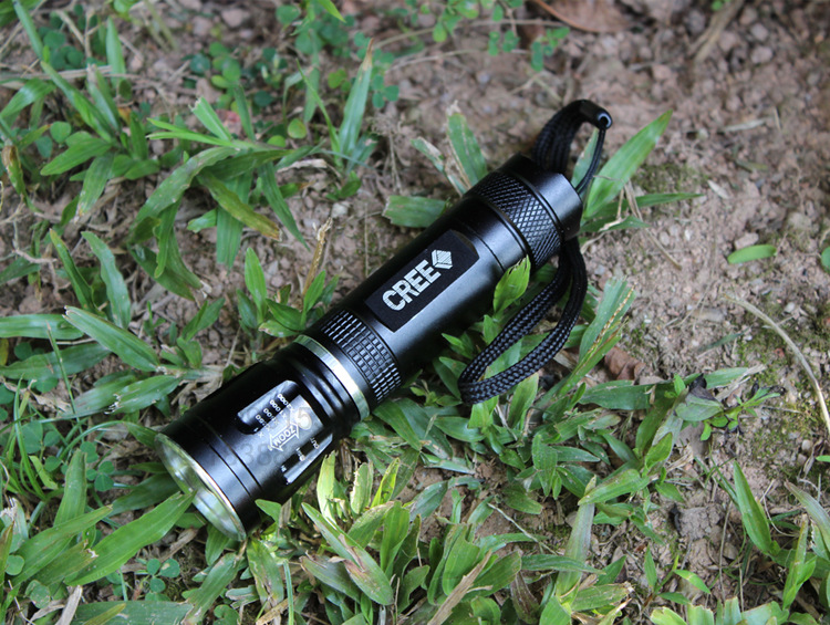 变焦伸缩手电 强光手电筒 家用万能充拉管手电筒 led手电筒7084