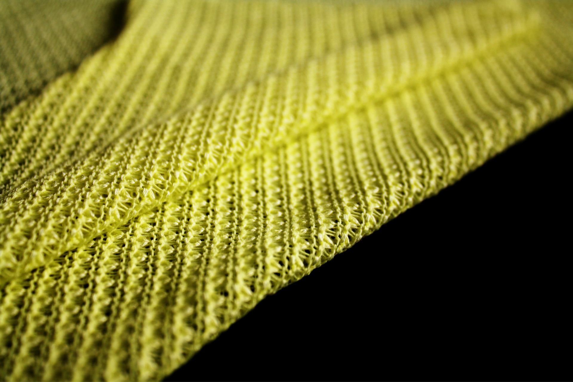 专业生产和开发各类针纺织产品:单面系列有:全棉(氨纶)汗布,人棉(氨纶