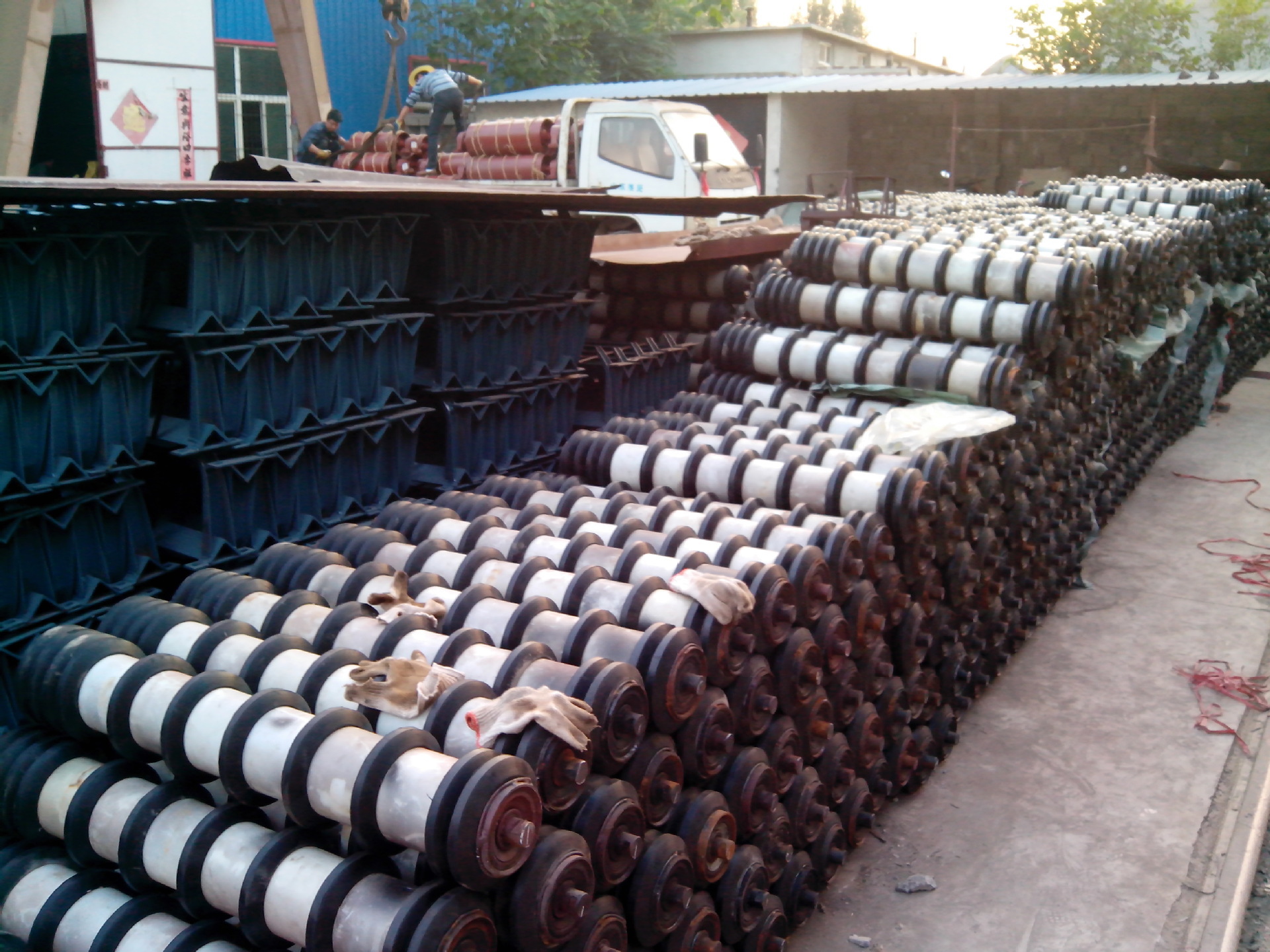 本厂专业生产直销v型托辊 过渡 三连托辊组 调心 矿用 梳型 螺旋