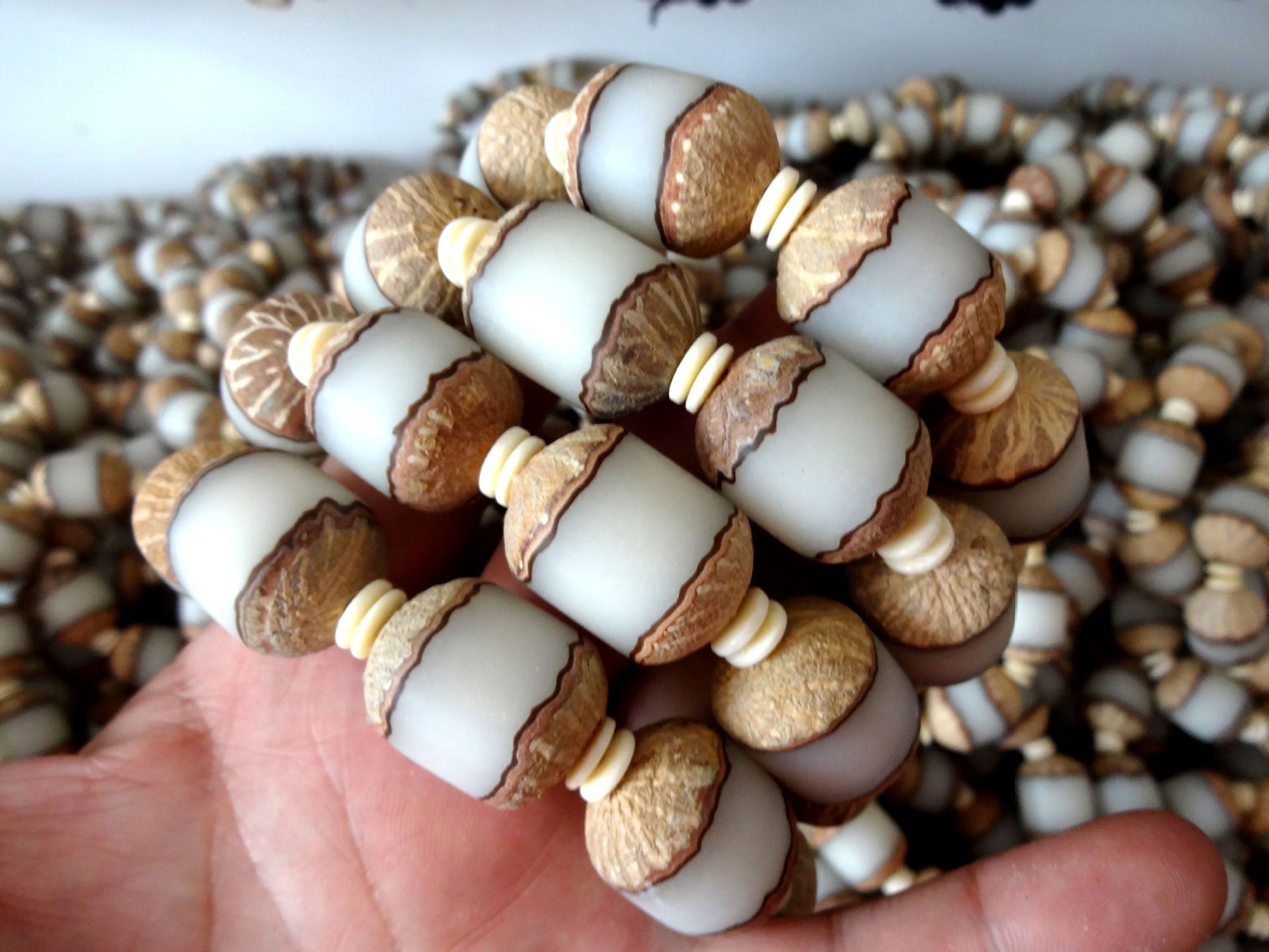 厂家直销菩提根带皮桶珠中间磨白两边带皮手链