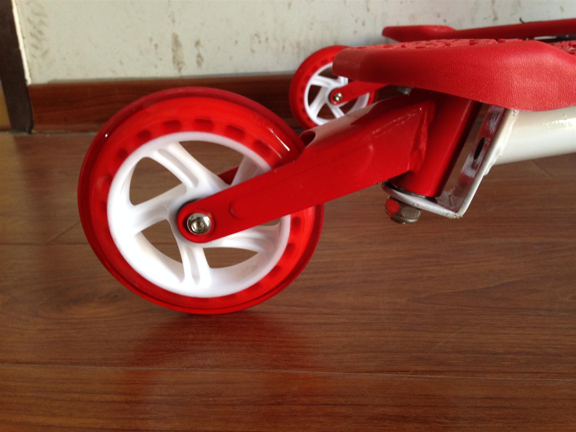 蛙式车 扭扭车 儿童款 黄色 外观精美 产品类别:脚踏滑板车 车轮材质