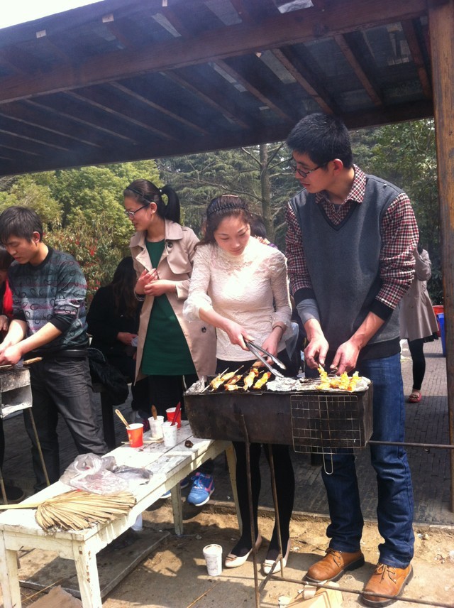 顺腾公司组织销售部员工去扬州茱萸湾公园春游活动,大家一起烧烤,骑马