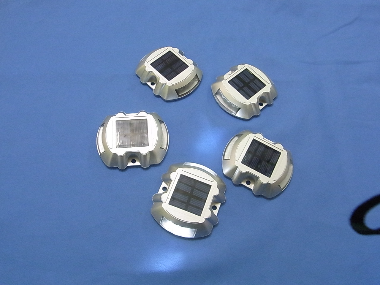 太阳能led道钉 太阳能塑料道钉 太阳能圆形道钉