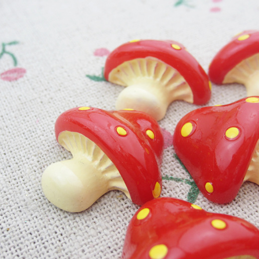 3 已售出0件 关联营销利器   名称:树脂半面立体蘑菇 尺寸:25mm 材质