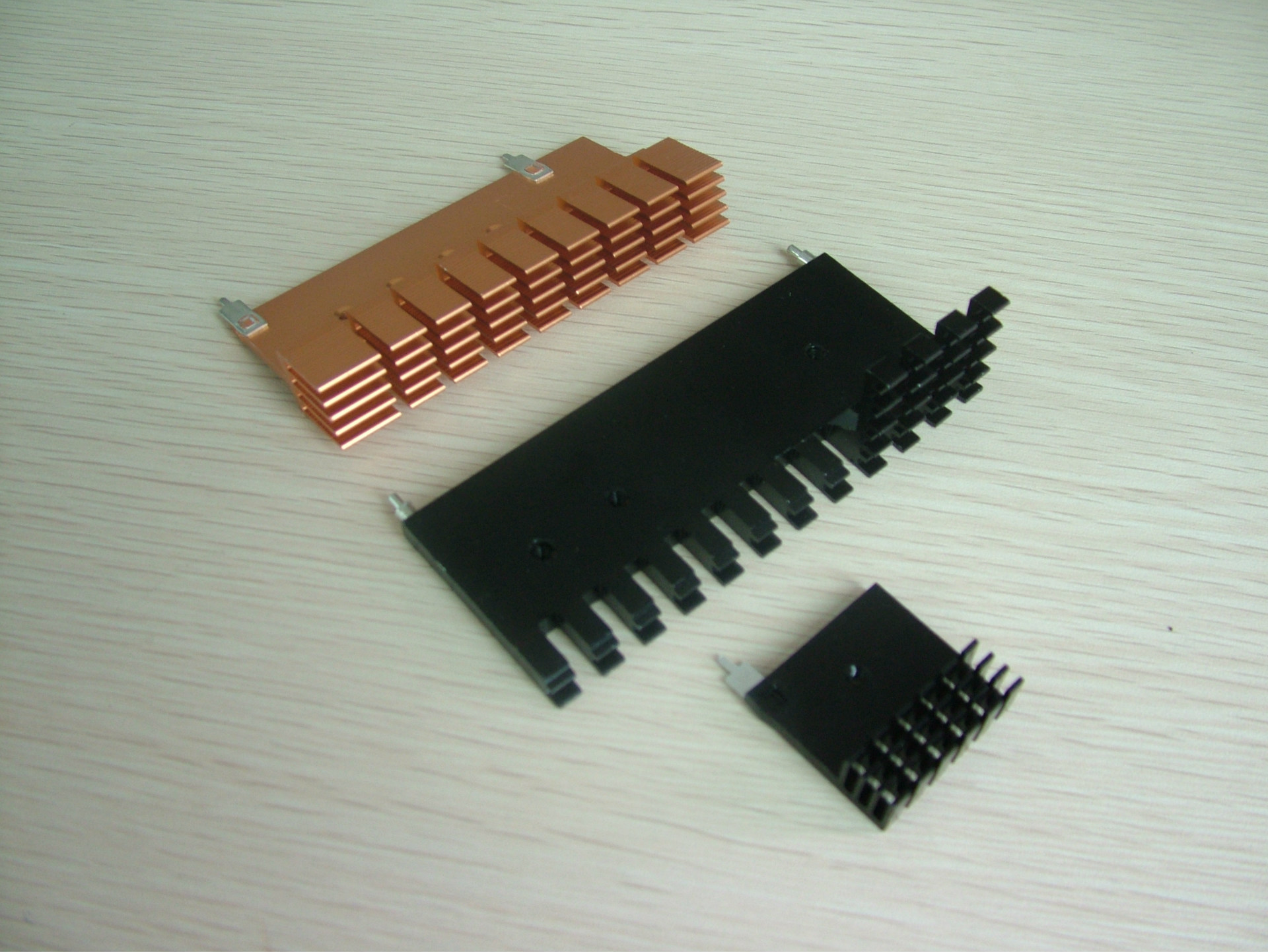 广东东莞高端电源散热片 阳极氧化铝制铆钉电源散热器 高档出口散热器