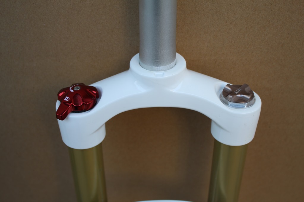 锁死,肩控气压调节&nbsp;&nbsp;双气室,即正负气室(打气时先打正气室