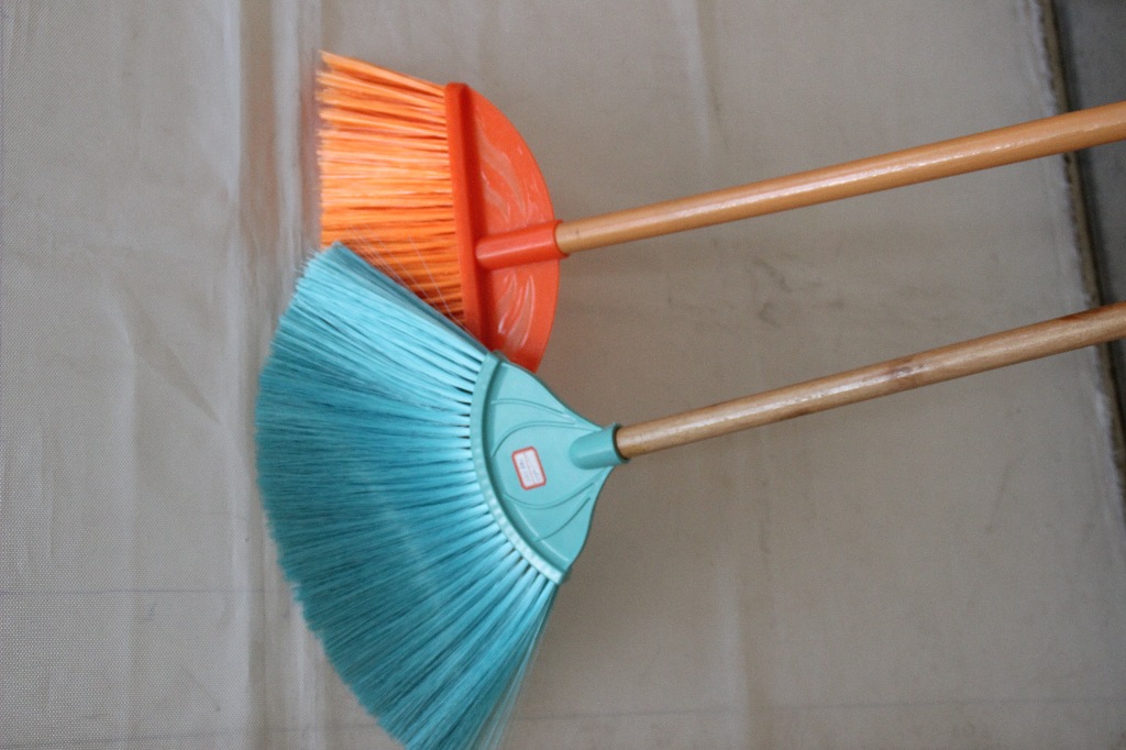 桉木扫把杆_厂家大量供应桉木扫把杆 光杆 油漆杆 包塑杆 量大从优 - 