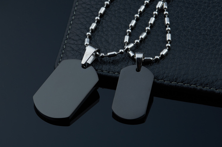 可刻字情侣光牌吊坠项链批发,钛钢情侣方牌刻字饰品批发混批