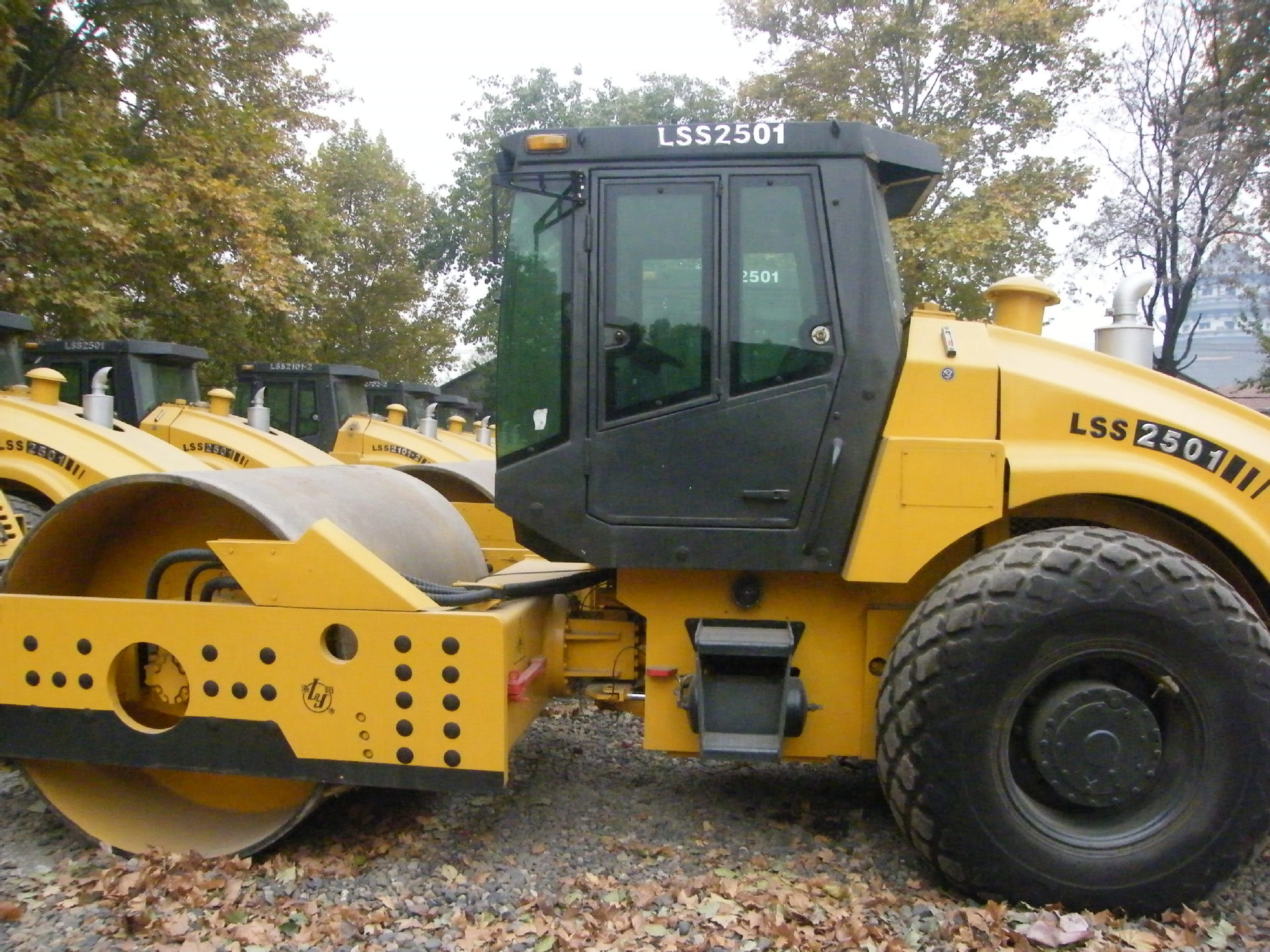 国机重工洛阳一拖洛建25吨机械式重型单钢轮振动压路机lss2501