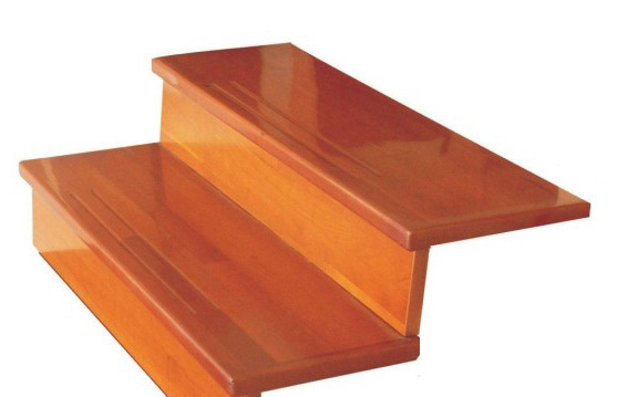 4,起步板:起步时第一块梯板,一般做得较大,呈圆弧状,用以美观和方便