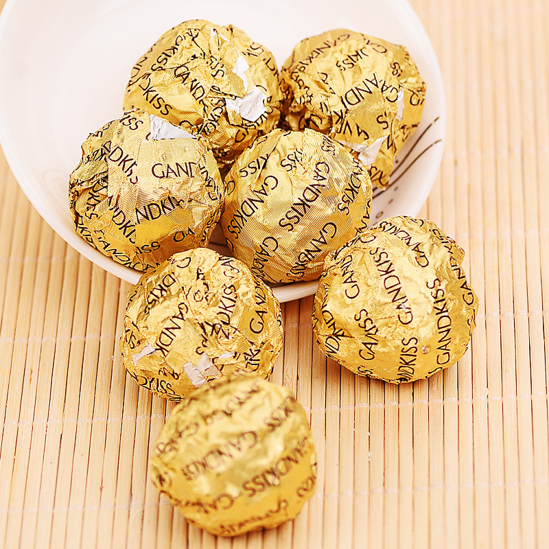 配料: 牛奶巧克力25%,可可脂,全脂奶粉,可可液块,榛子,白砂糖,植物油