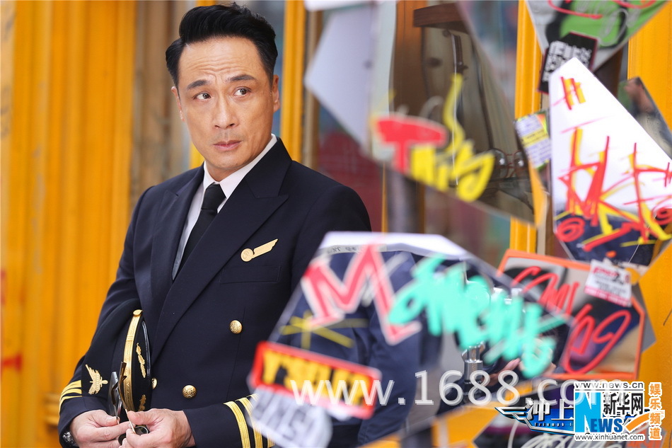 《冲上云霄》曝制服海报 吴镇宇英国街头变吃货