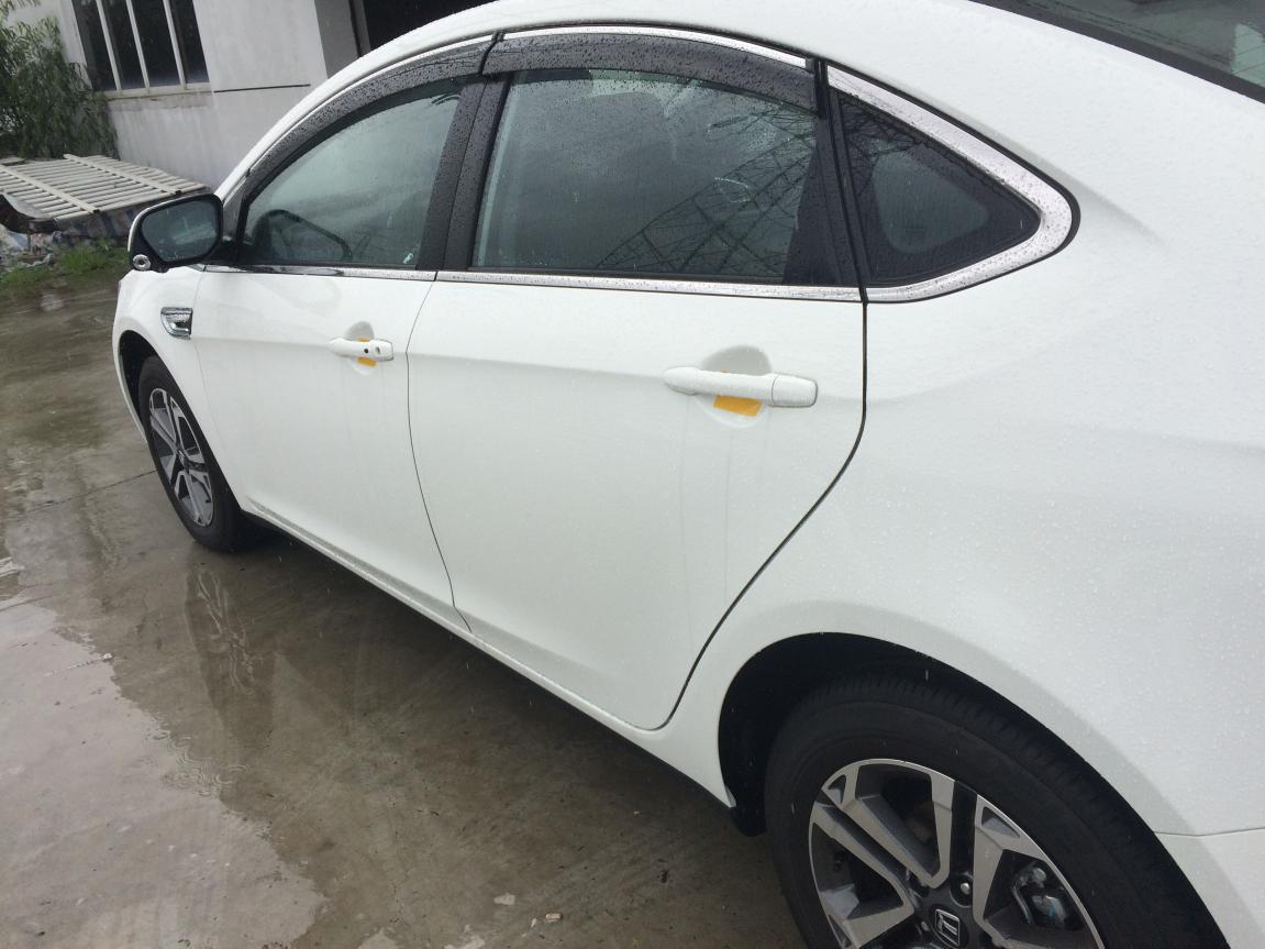 窗框全部装上了镀铬饰条