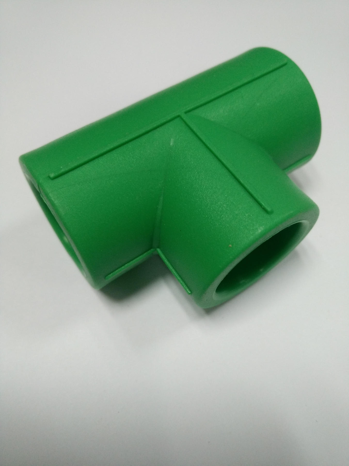 批发销售伟星ppr管件 白 绿色环保&phi;20ppr等直三通 量大优惠