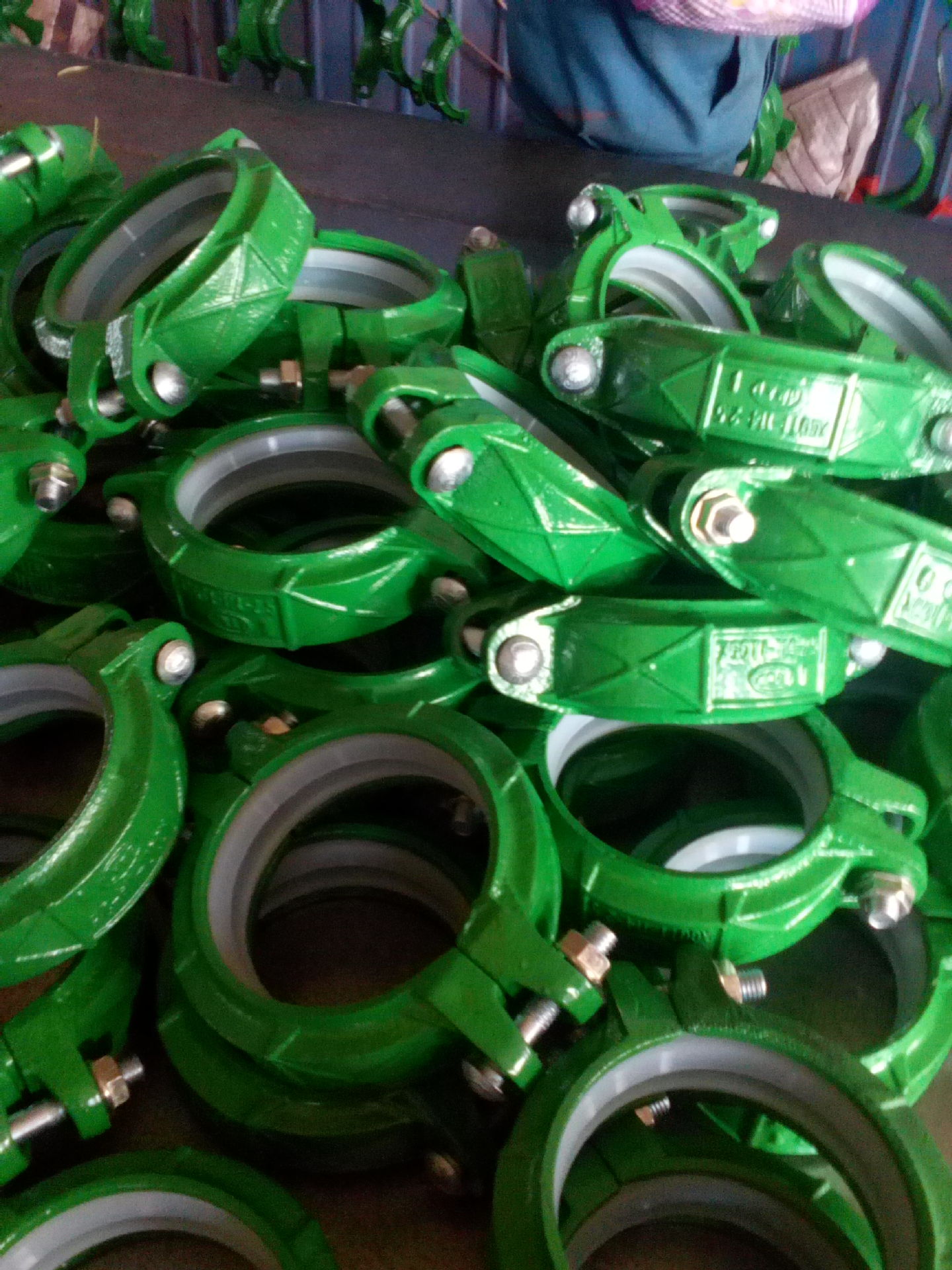 厂家供应沟槽管件三通四通卡箍法兰弯头机三机四