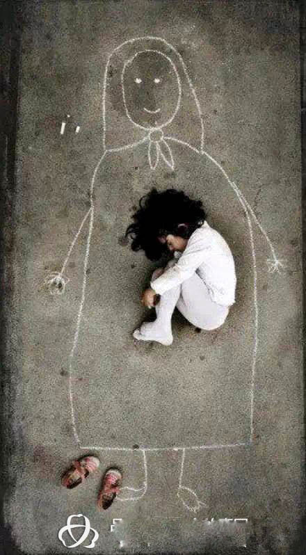 这是一张感动全球的照片:       在伊拉克,一个没有妈妈的小女孩,在