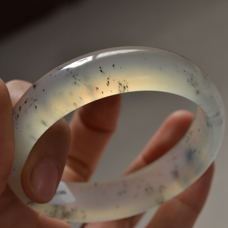 天然辽宁东北岫玉矿 岫玉手镯高冰带黑点