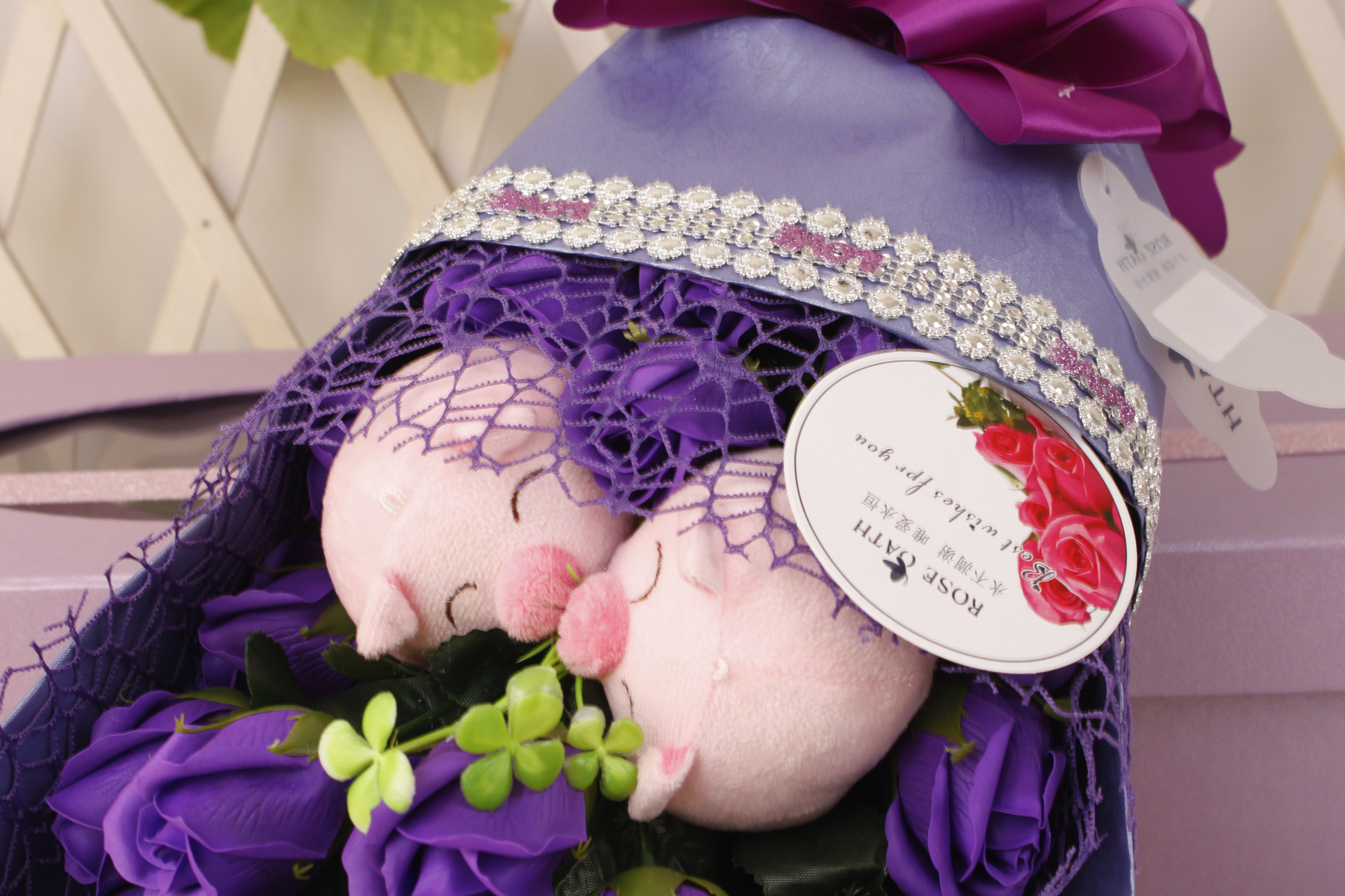 热销情人节送女生玫瑰创意礼物紫色18朵玫瑰亲亲猪香皂花礼盒花束