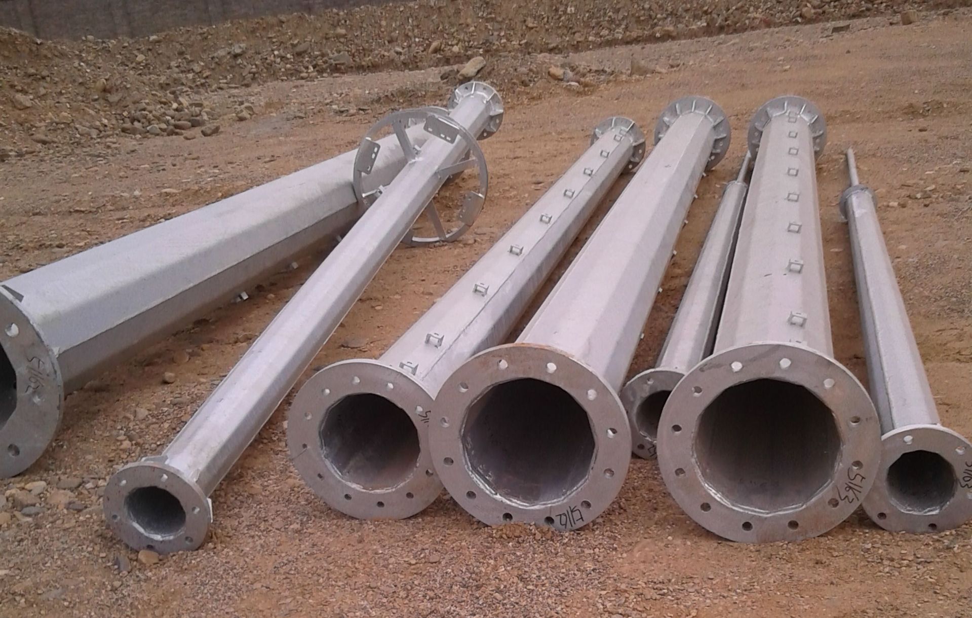 集避雷,通讯,装饰于一体,塔体内部材料主要采用角钢,钢管结构,其材质