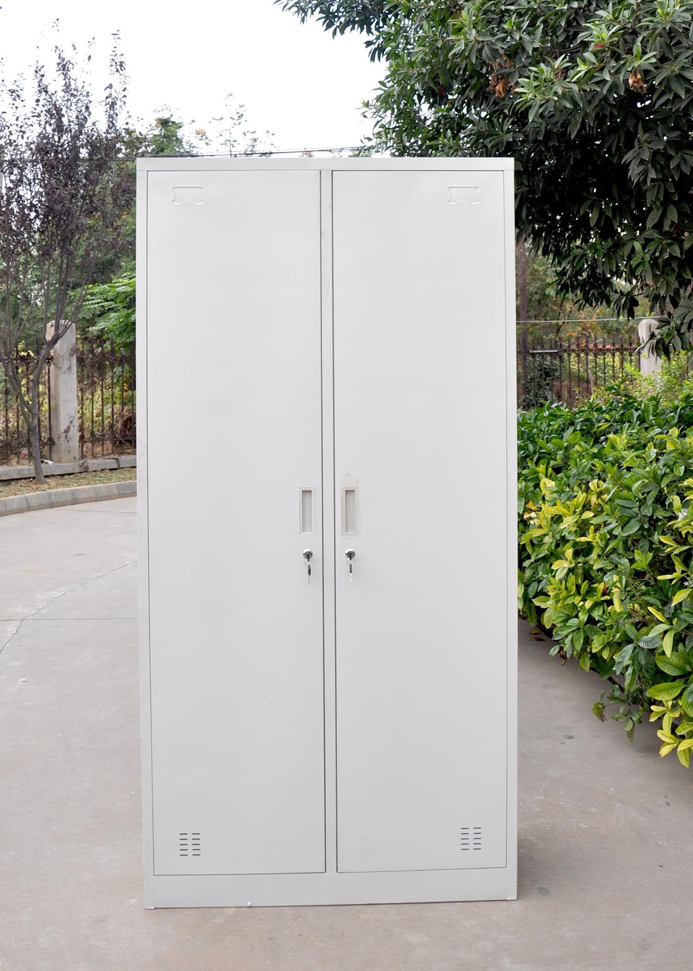 江苏苏州厂家直销钢制铁皮文件柜储物柜办公柜更衣柜员工专用柜