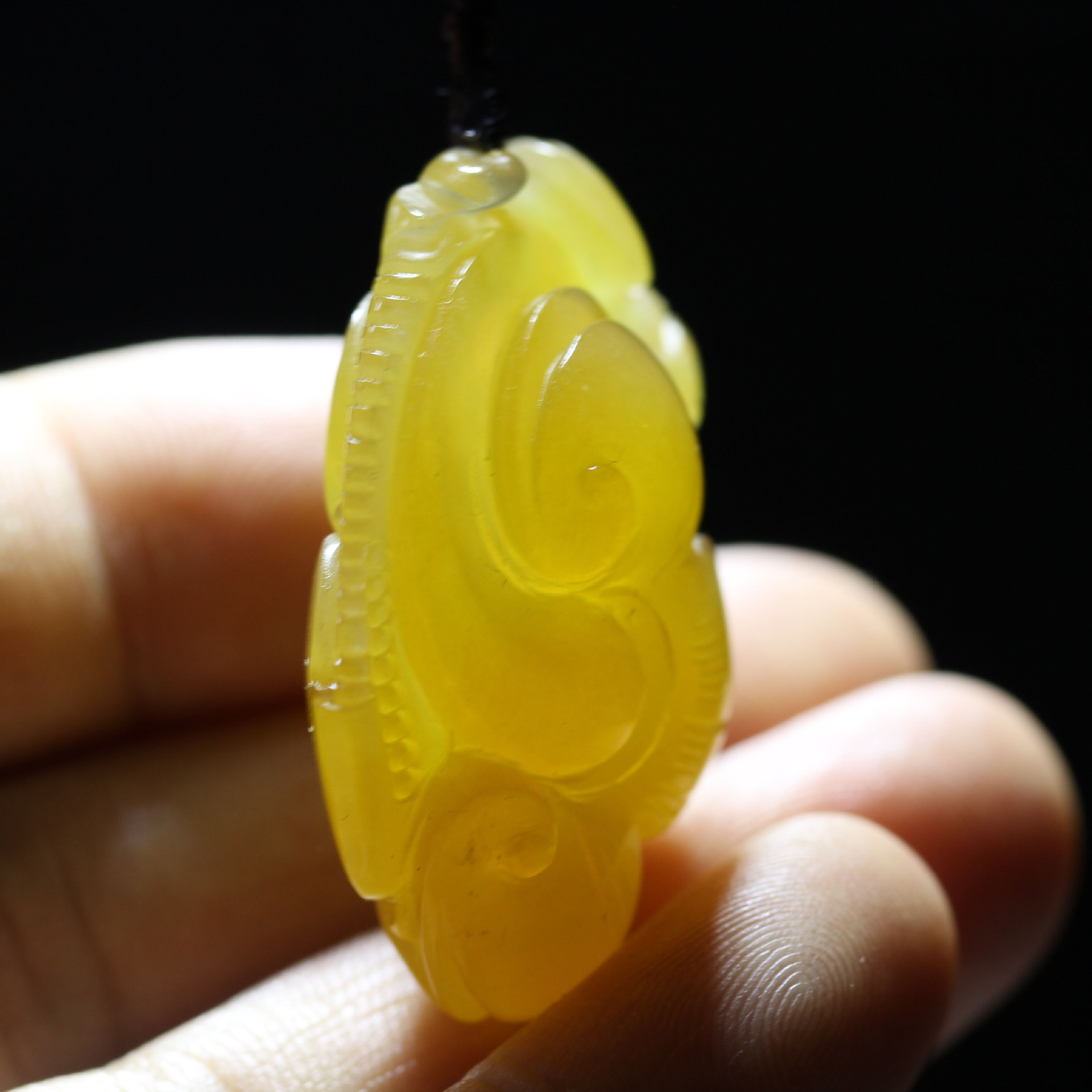 新疆天然金丝玉宝石光玉如意挂件31克