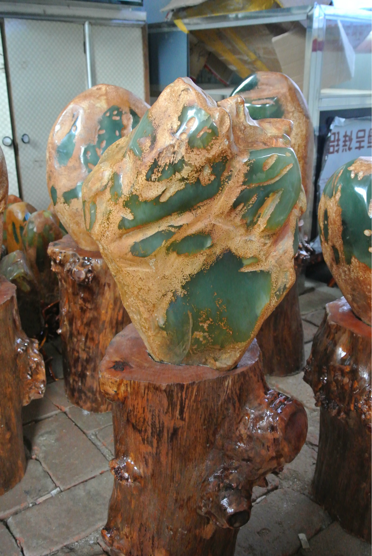 天然的玉石,不可能象人造的玻璃那样完美,天生的棉纹.冰 裂.