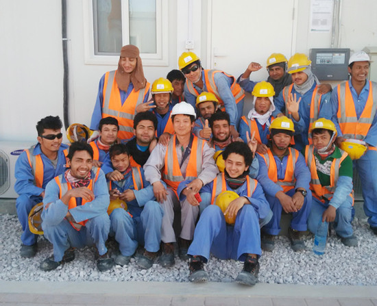韩家荣( 排左 )与多哈项目工人合影留念