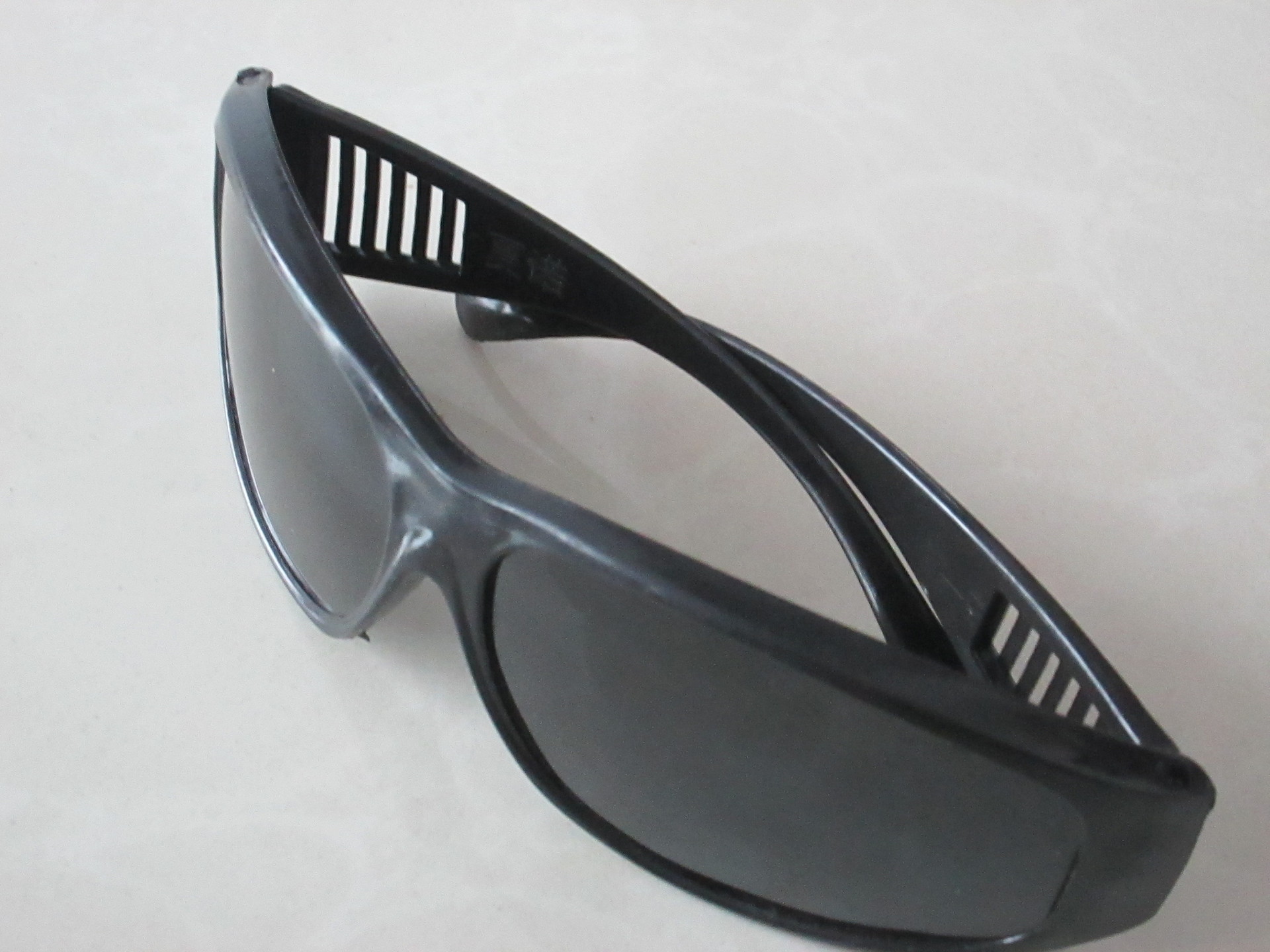 工厂直销电焊专用眼镜 黑色气焊焊眼镜防护眼镜 防冲击劳保眼镜