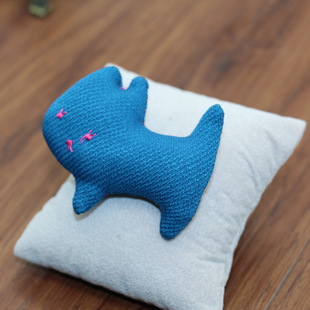 meibaid时尚小清新植绒布蓝色猫百搭胸针 精致纯手工衣物配搭饰品