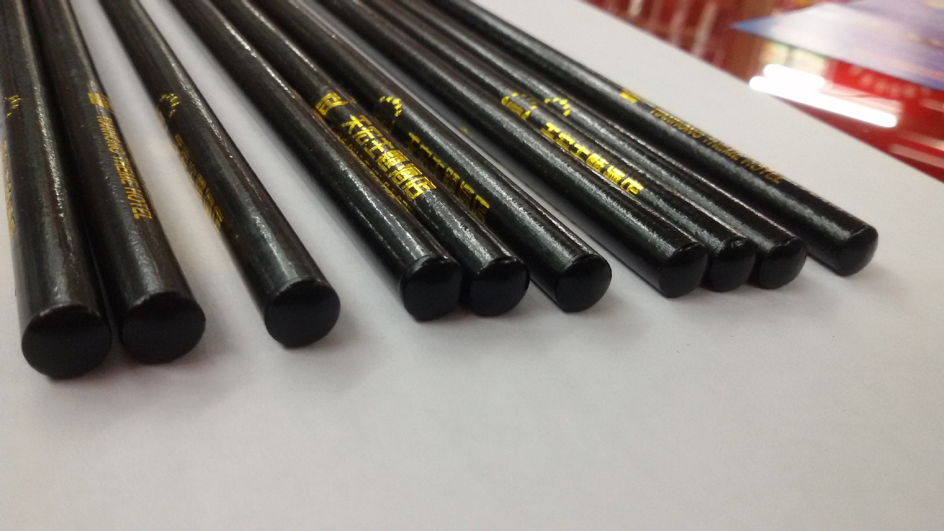 圆hb黑色漆沾顶烫印iogo削尖铅笔