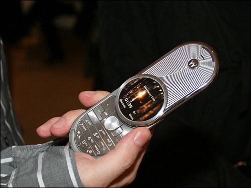 16888元到底值不值?摩托罗拉aura拆机